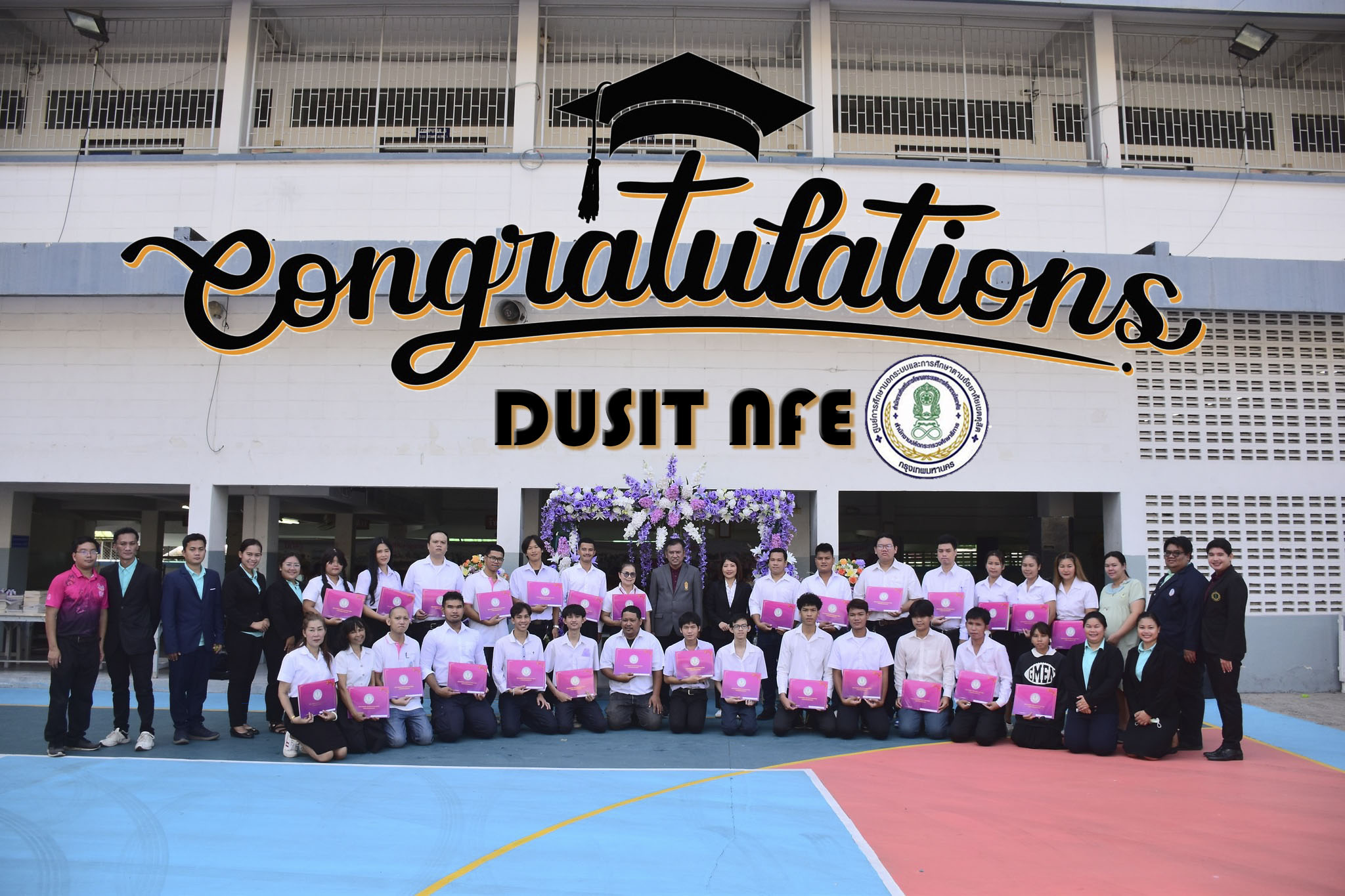 ผู้อำนวยการ กศน.เขตดุสิต เป็นประธานมอบใบประกาศนียบัตร แก่นักศึกษาที่สำเร็จการศึกษา ปีการศึกษา ๒/๒๕๖๕